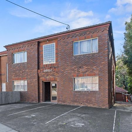 Burwood Newly Renovated 2 Bedroom Apartment Sydney Luaran gambar