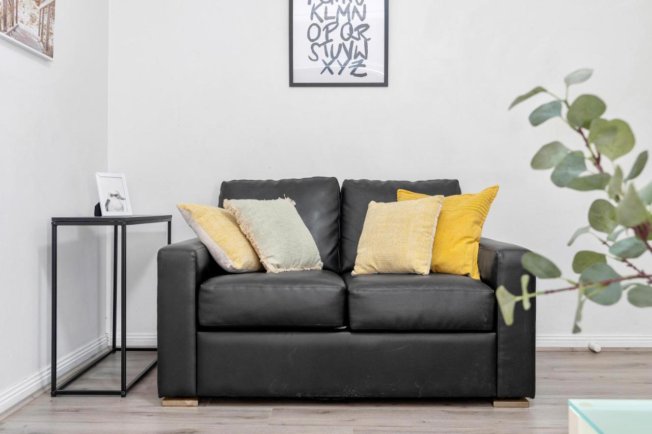 Burwood Newly Renovated 2 Bedroom Apartment Sydney Luaran gambar
